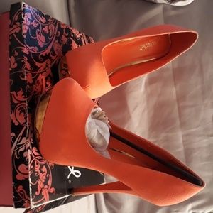 High heel pumps
